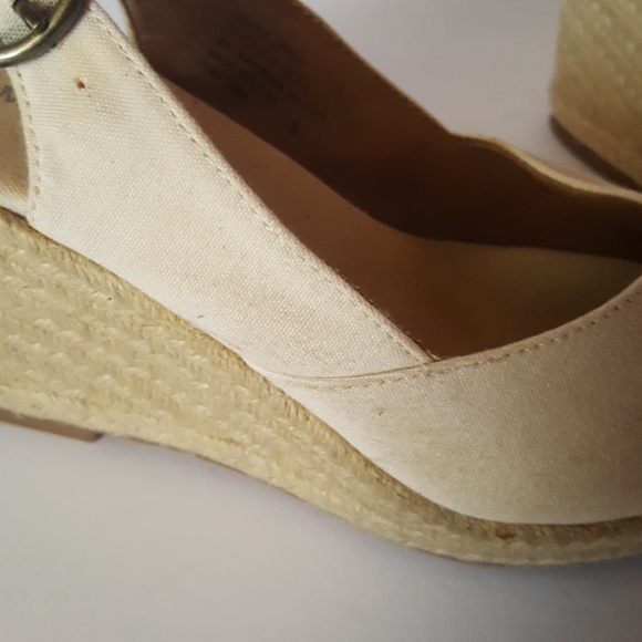 Off-White/Cream Wedges 5.5 cute! - Picture 4 of 4